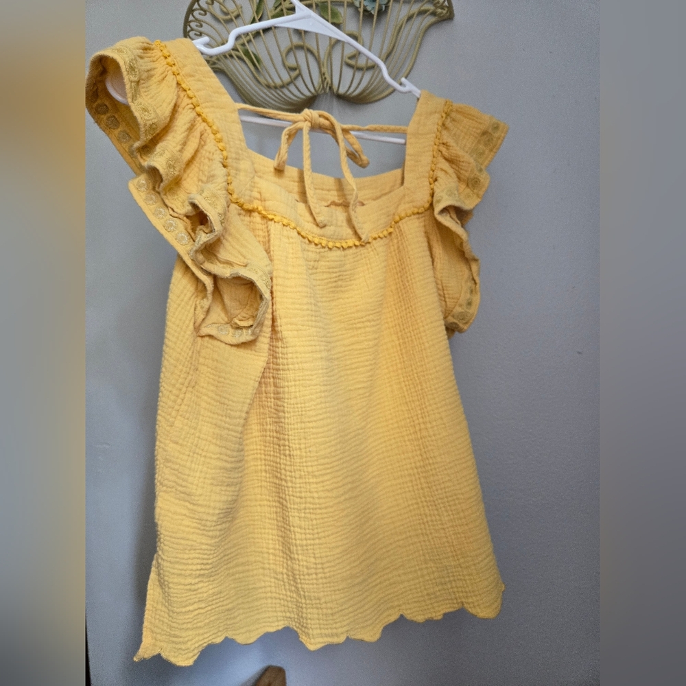 Yellow Textured Sleeveless Top - Picture 3 of 4